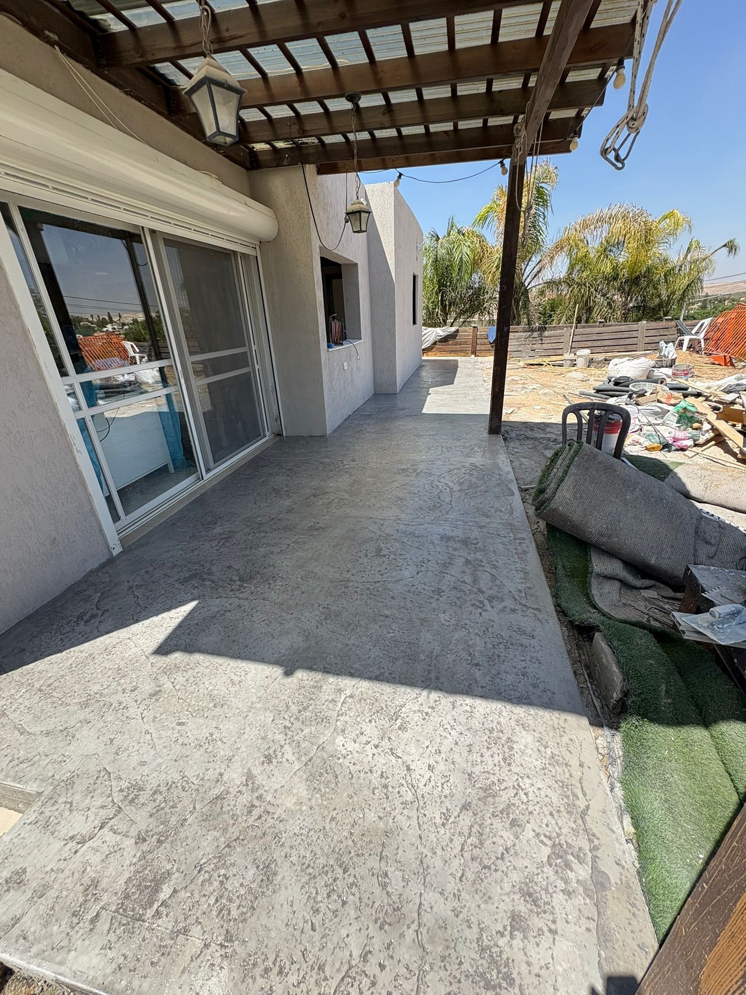 בטון צבעוני דקורטיבי בגוון אדמדם