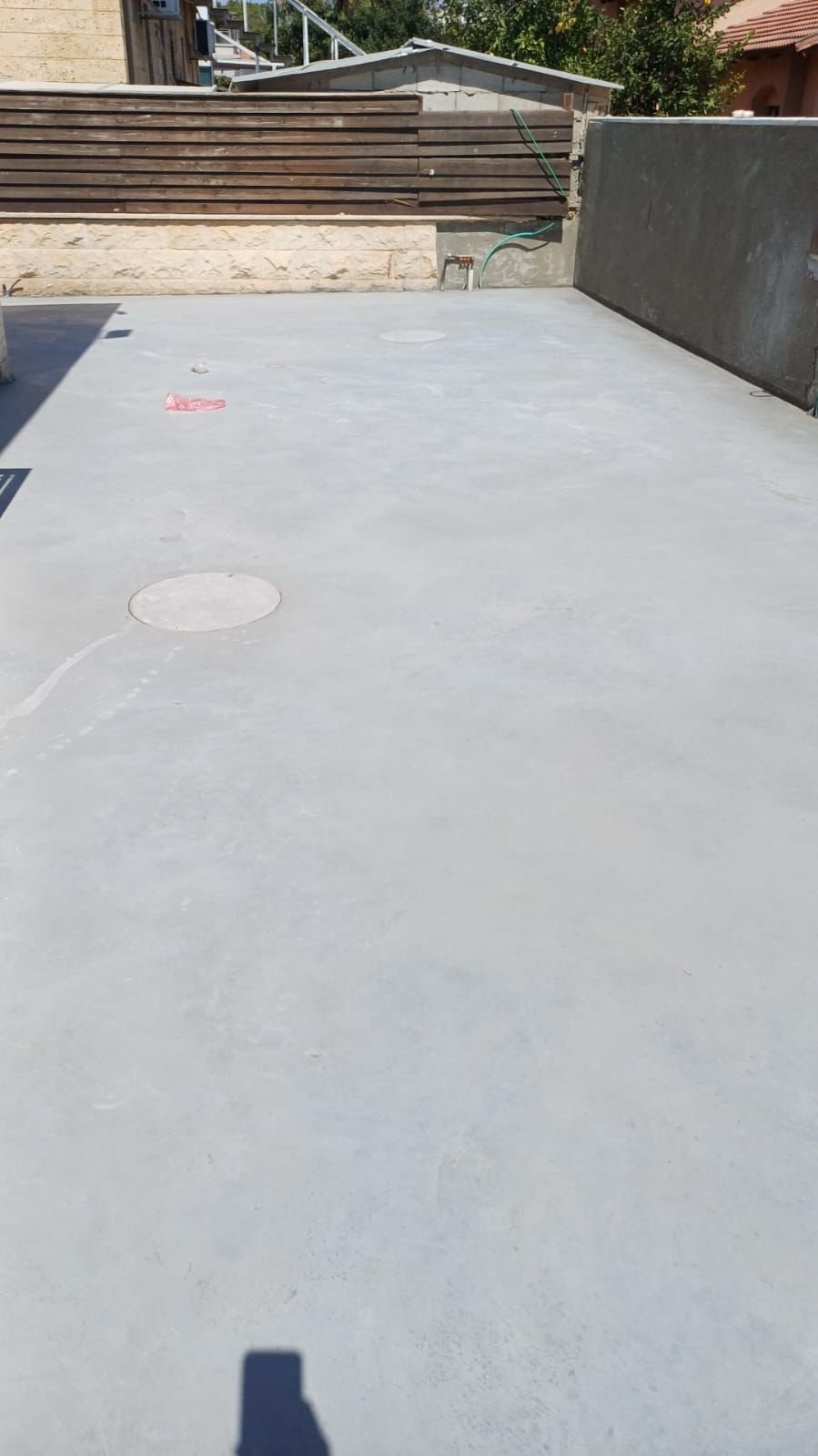 משטח בטון מוחלק בגימור סילר מבריק